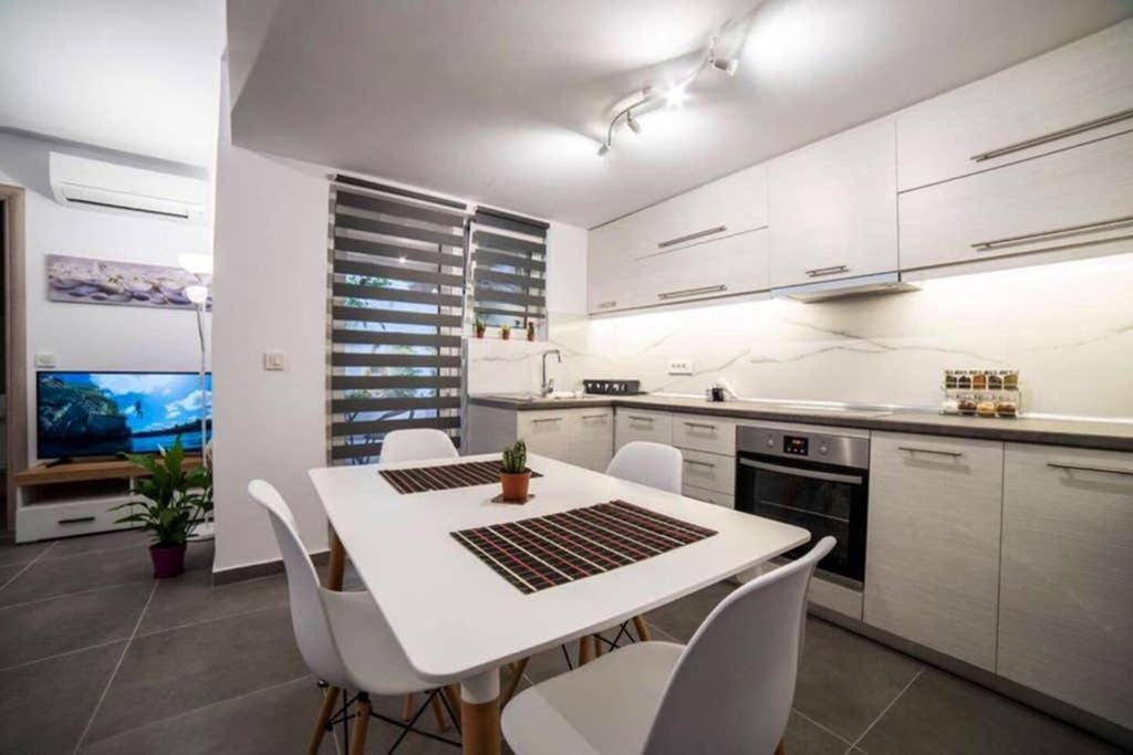 Brand New Aprt With Backyard In Lycabettus Hill ! Apartment Athena Bagian luar foto